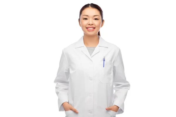 하얀 코트를 입고 행복하게 웃는 이시아 여성 의사 — 스톡 사진