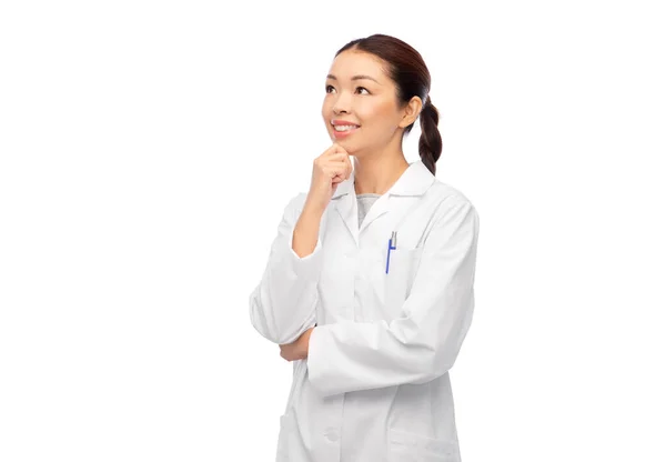 Pensar asiático mujer médico en blanco abrigo — Foto de Stock
