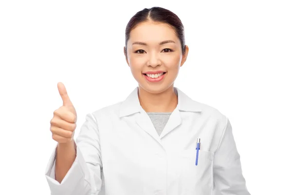 Glimlachende aziatische vrouwelijke arts tonen duimen omhoog — Stockfoto