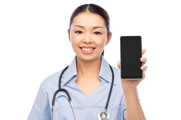 Heureux asiatique femme médecin ou infirmière avec smartphone — Photo