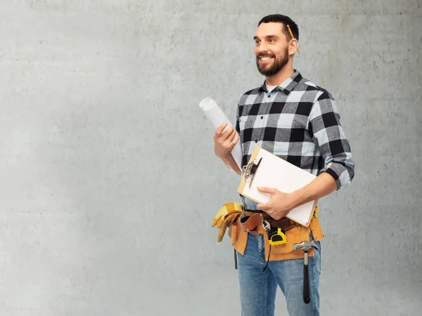 Мужчина-строитель с буфером обмена и чертежом Лицензионные Стоковые Фото