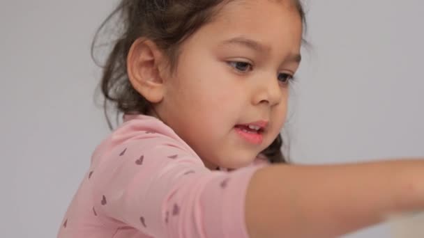 Kleines Mädchen mit Farben Zeichnung Bild zu Hause — Stockvideo