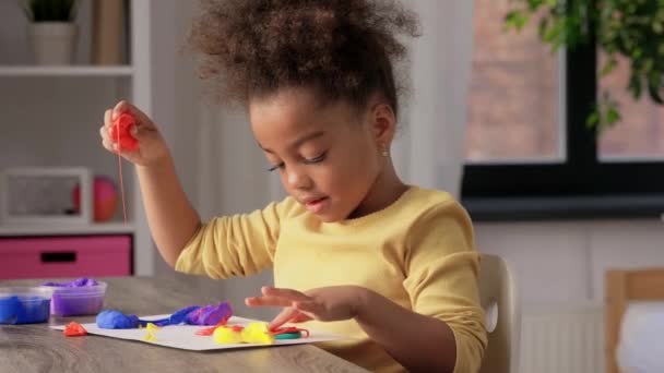 Bambina con modellazione argilla giocare a casa — Video Stock