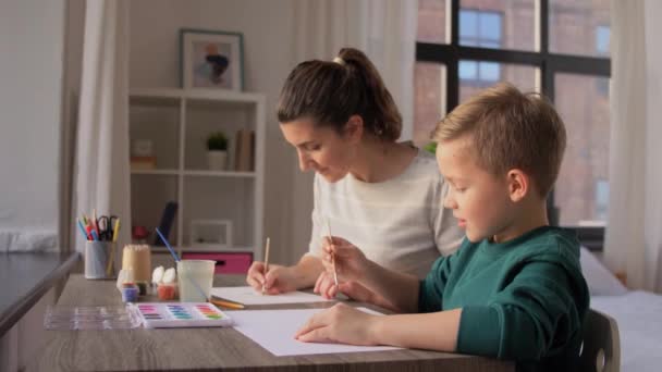 Ibu dan anak dengan warna menggambar di rumah — Stok Video