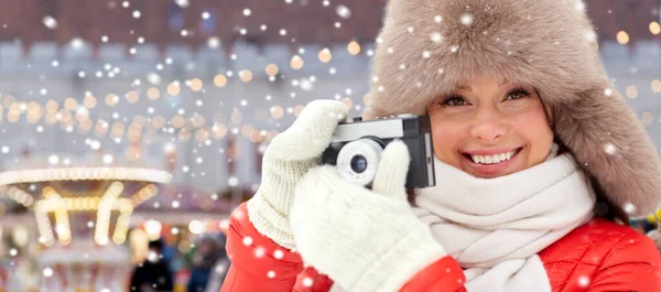 Gelukkig vrouw met film camera over kerst markt — Stockfoto