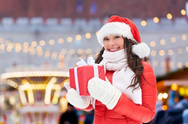 Femme heureuse dans le chapeau de Père Noël avec cadeau de Noël — Photo