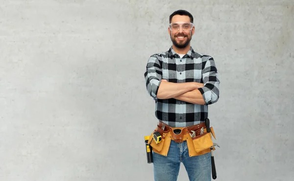 Travailleur masculin heureux ou constructeur avec les bras croisés — Photo