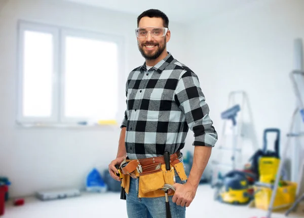 Glad manlig arbetare eller byggare med verktygsbälte — Stockfoto