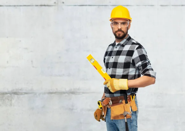 Trabalhador masculino ou construtor em capacete com nível — Fotografia de Stock