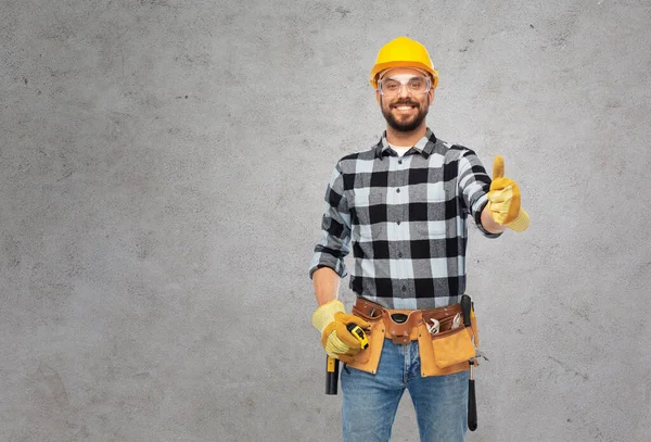 Счастливый рабочий или строитель, показывающий большие пальцы вверх — стоковое фото