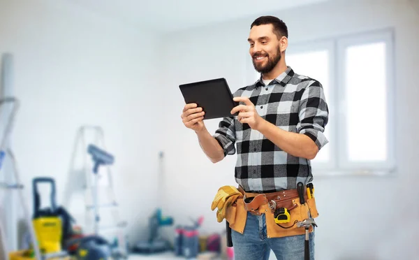 Glücklicher Bauherr mit Tablet-Computer und Werkzeug — Stockfoto