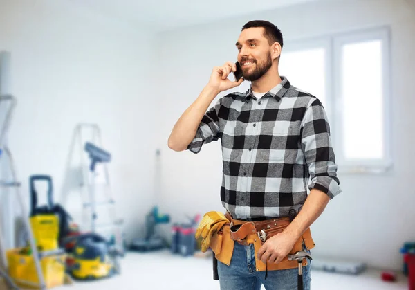 Bauarbeiter im Helm ruft aufs Smartphone — Stockfoto