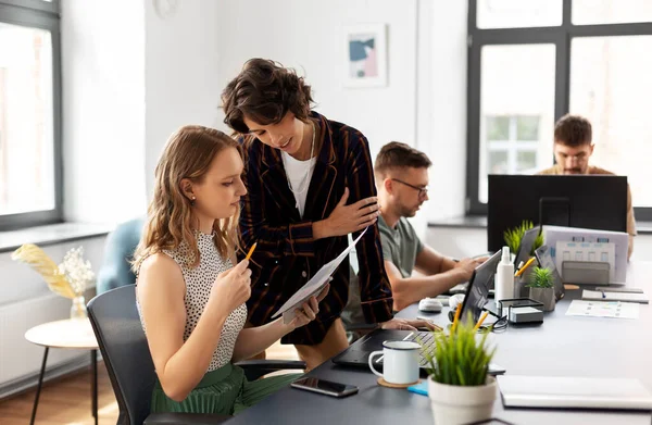 Equipe de negócios ou startuppers que trabalham no escritório — Fotografia de Stock