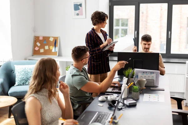 Equipo empresarial o startups que trabajan en la oficina — Foto de Stock