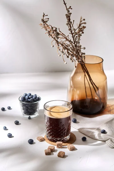 Vaso de café, azúcar morena y arándanos — Foto de Stock