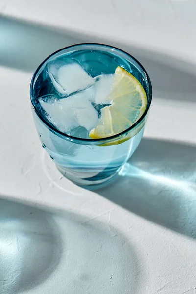 Vaso azul de agua con limón y hielo —  Fotos de Stock