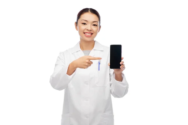 Счастливая азиатская женщина врач или медсестра со смартфоном — стоковое фото
