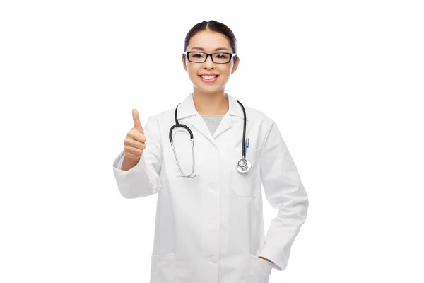 Smiling asian female doctor showing thumbs up — Stock Photo, Image