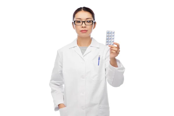 Asian female doctor or nurse with medicine — Stock Photo, Image