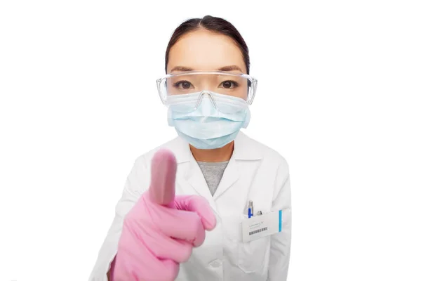 Asiatische Ärztin in Maske, Brille und Handschuhen — Stockfoto