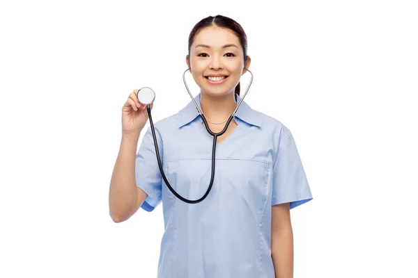 청진기를 든 행복 한 아시아 여인 의사 — 스톡 사진