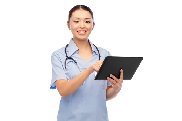 Азиатская медсестра с планшетным ПК и стетоскопом — стоковое фото