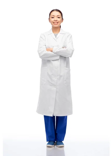 Feliz sonriente asiático mujer médico en blanco abrigo — Foto de Stock