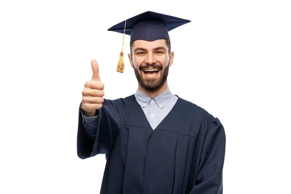 Boldog férfi diplomás diák mutatja hüvelykujját felfelé — Stock Fotó