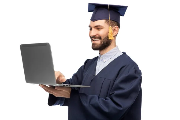 Mannelijke afgestudeerde student of bachelor met laptop — Stockfoto