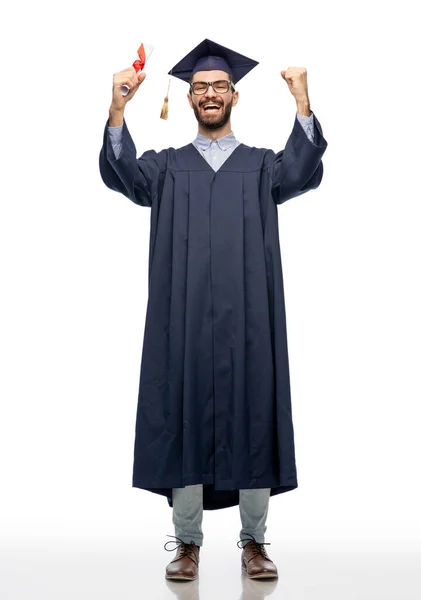 卒業証書を持つモルタルボードの男性大学院生は — ストック写真