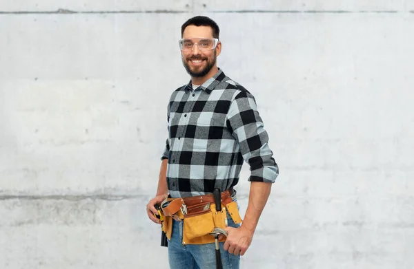 Trabajador masculino feliz o constructor con cinturón de herramientas —  Fotos de Stock