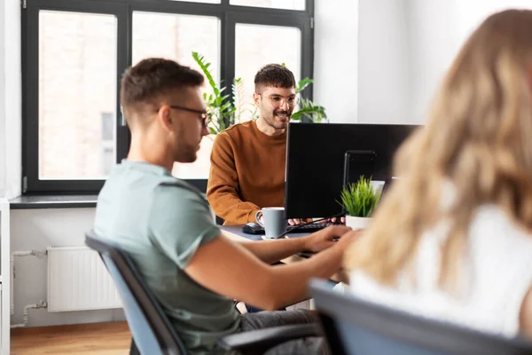 Equipo empresarial o startups que trabajan en la oficina —  Fotos de Stock