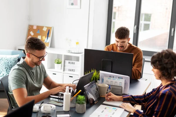 Equipe de negócios ou startuppers que trabalham no escritório — Fotografia de Stock