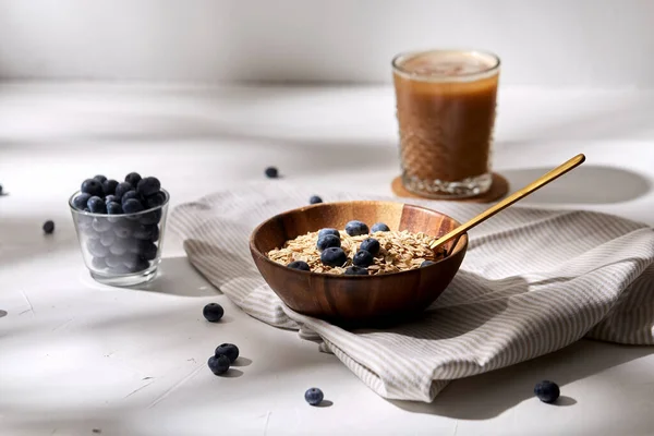 Oatmeal dengan blueberry, sendok dan kopi — Stok Foto