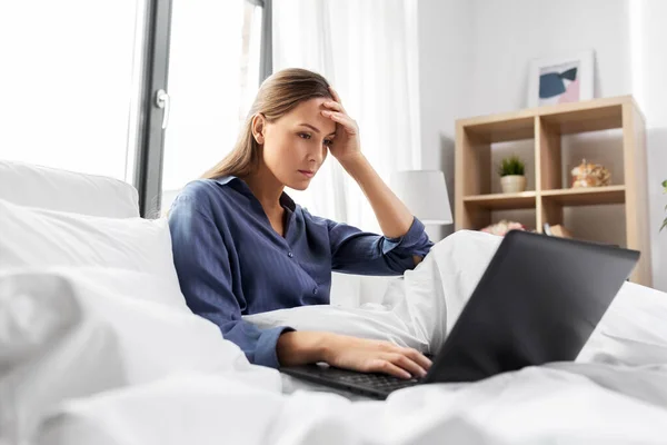 Evde dizüstü bilgisayarı olan stresli genç bir kadın. — Stok fotoğraf