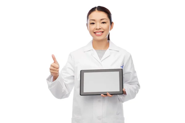 Asiatische Ärztin mit Tablet-PC zeigt Daumen nach oben — Stockfoto