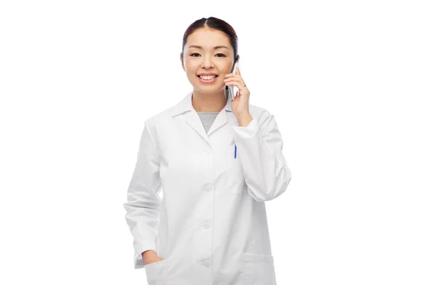 Asian female doctor or nurse calling on smartphone — Stock Photo, Image