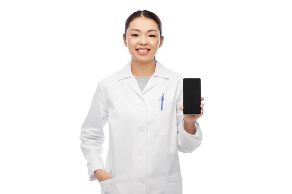 Щаслива азіатська жінка-лікар або медсестра зі смартфоном — стокове фото