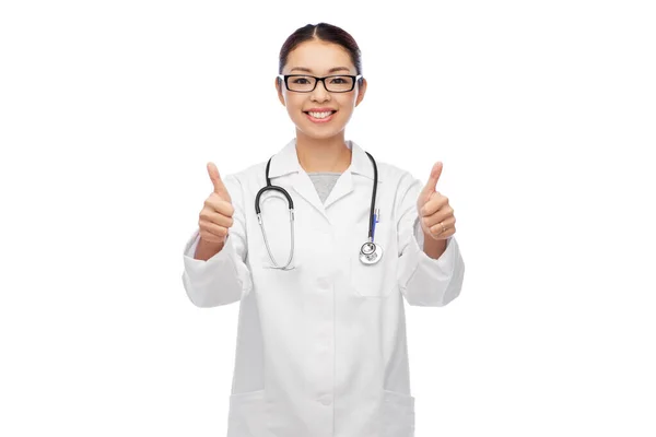 Sorrindo asiático feminino médico mostrando polegares para cima — Fotografia de Stock