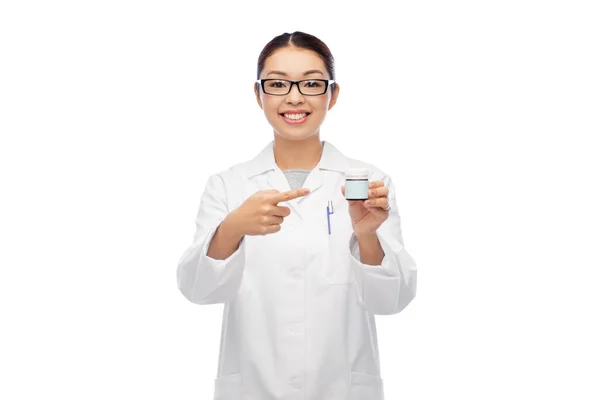 Leende asiatisk kvinnlig läkare eller sjuksköterska med medicin — Stockfoto