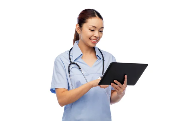 Asiatische Krankenschwester mit Tablet PC und Stethoskop — Stockfoto