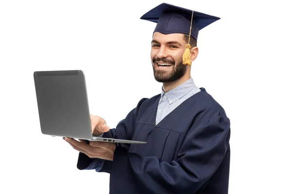 Studente laureato maschio o scapolo con laptop — Foto Stock