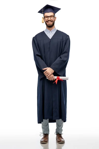 Estudiante de posgrado masculino en tablero de mortero con diploma — Foto de Stock