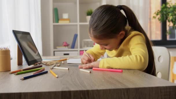 Маленька дівчинка малює з розмальовками вдома — стокове відео