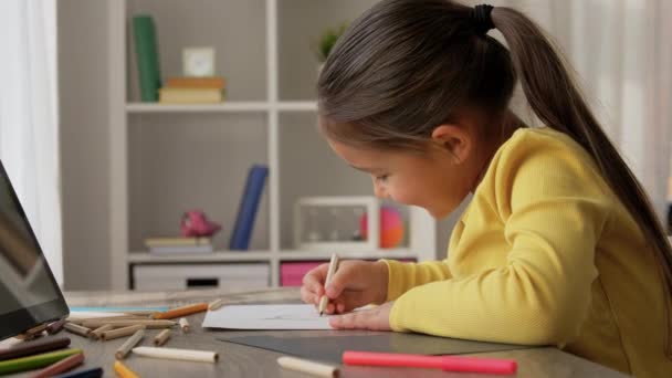 Niña dibujando con lápices para colorear en casa — Vídeo de stock