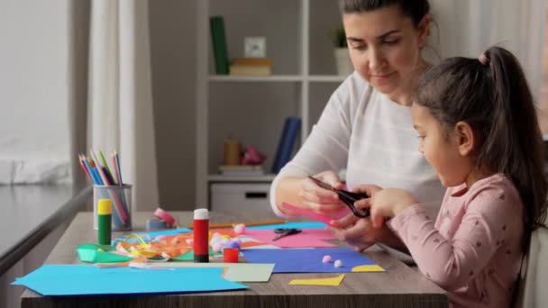 Hija con madre haciendo apliques en casa — Vídeos de Stock