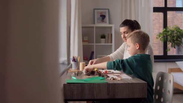 Madre e hijo haciendo fotos de hojas de otoño — Vídeos de Stock