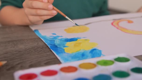 Bambino con i colori disegno immagine a casa — Video Stock