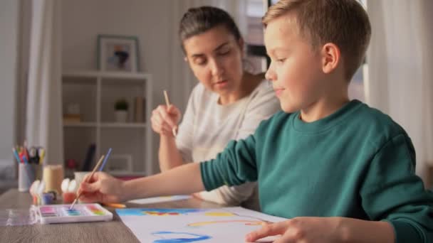 Madre e hijo dibujo y haciendo choca esos cinco — Vídeos de Stock