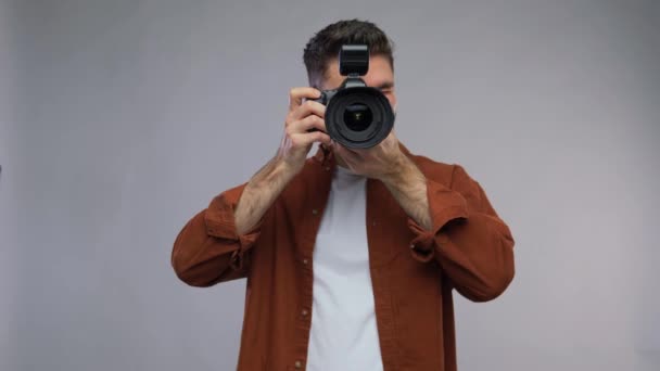 Πορτρέτο του άνδρα φωτογράφου με ψηφιακή φωτογραφική μηχανή — Αρχείο Βίντεο